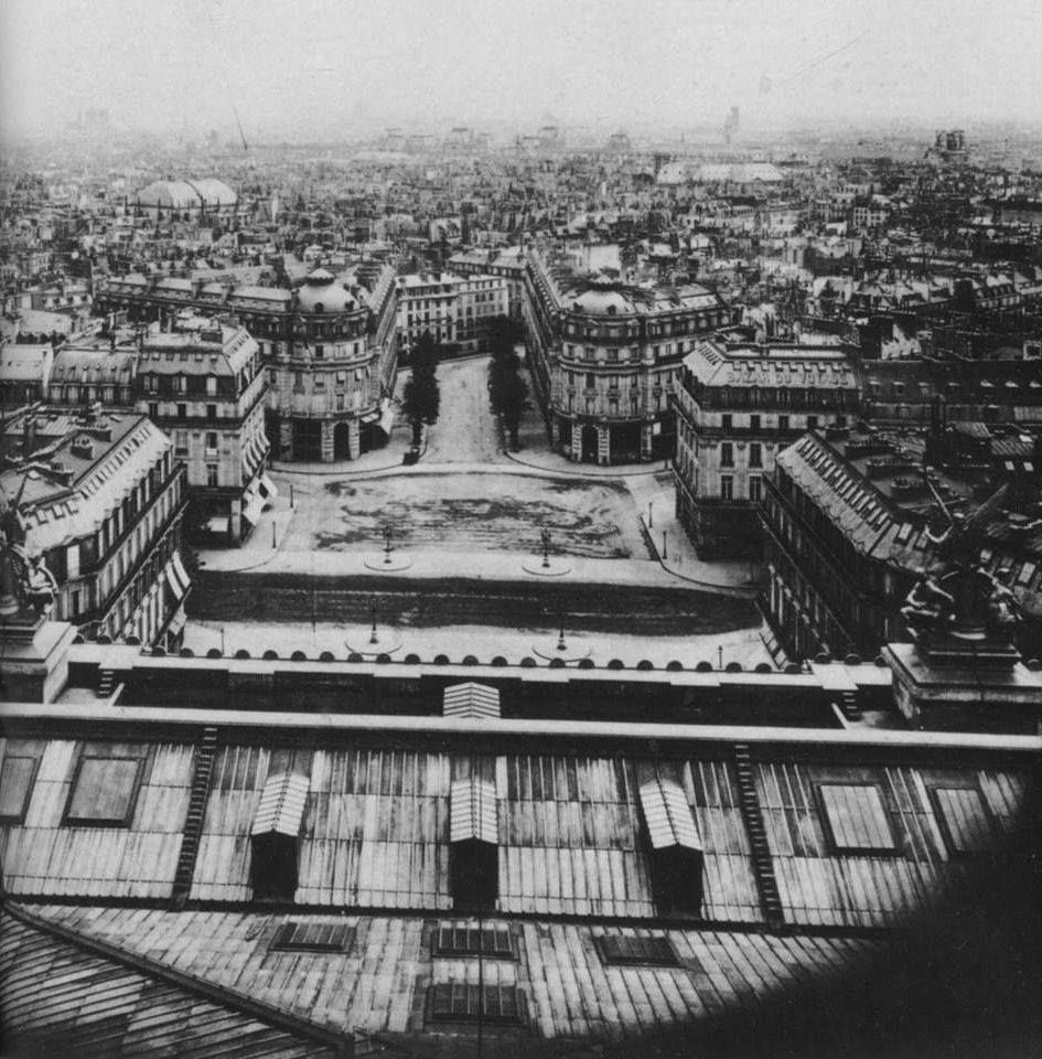 Prise depuis les toits de l’Opéra vers 1870